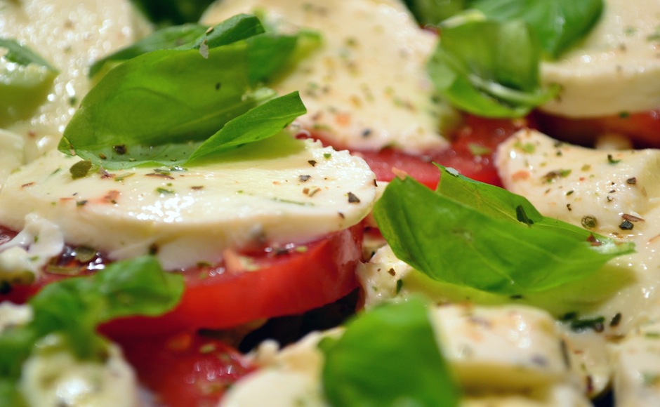 Mozzarella-Tomaten-Salat mit Balsamico