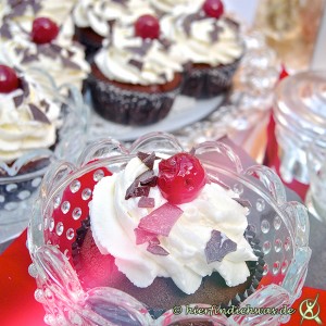 Schokocupcakes mit Kirsche und Sahne