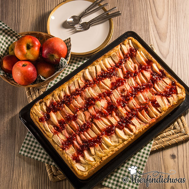 Blechkuchen mit Apfel und Preiselbeeren