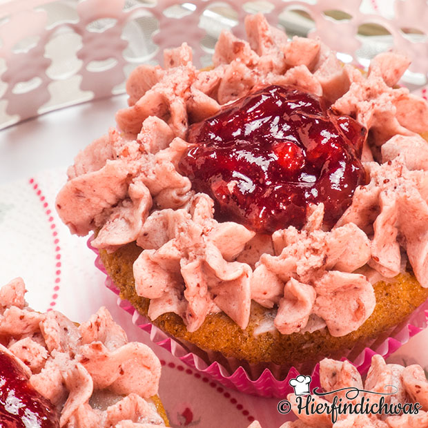 Apfelmusmuffin mit Preiselbeertopping