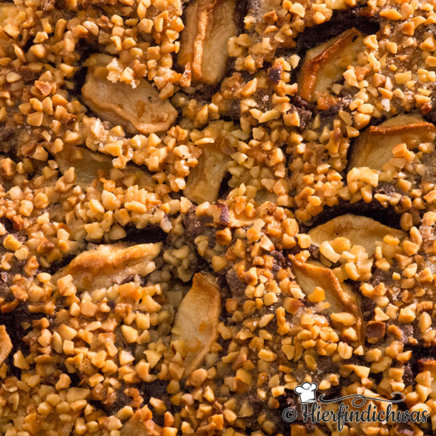 Apfelkuchen mit Haselnuessen