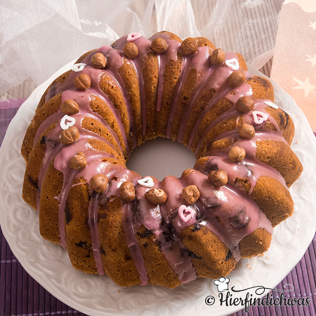 Gugelhupf mit Kirschen und Nuessen