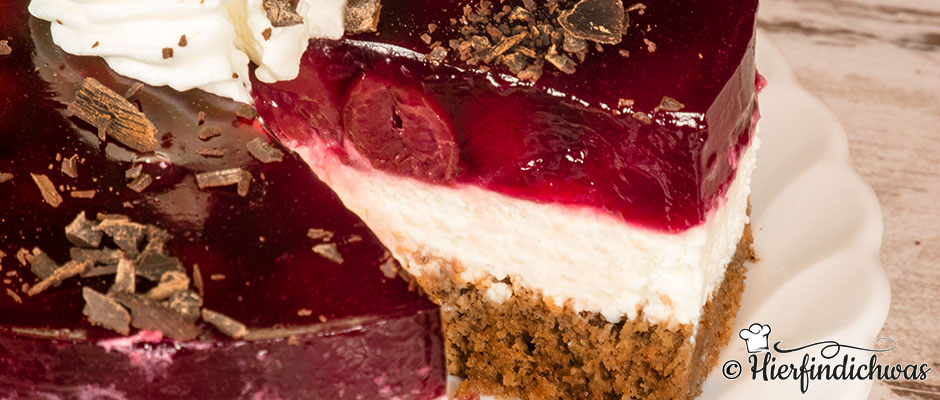 Frischkaesetorte mit Kirschen