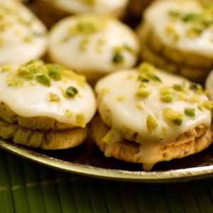 Plaetzcnen mit Zitrone und Pistazie