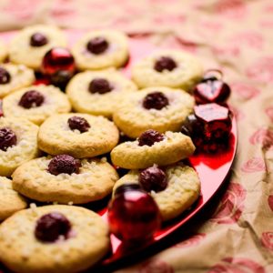 Weihnachtsplaetzchen mit Kirsche