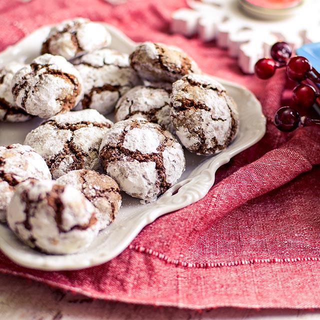 Schokoladenkekse mit Puderzucker