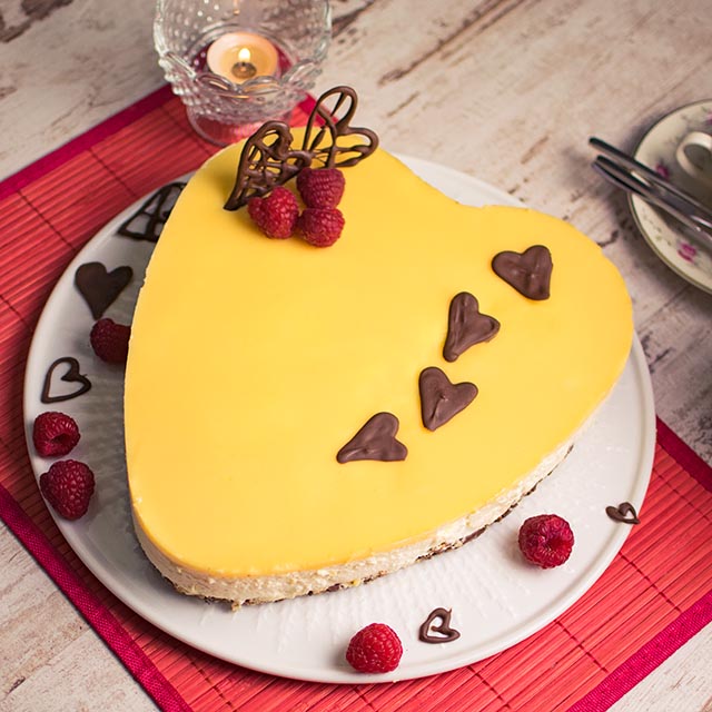 Eierlikoertorte in Herzform fuer Valentinstag und Mutertag