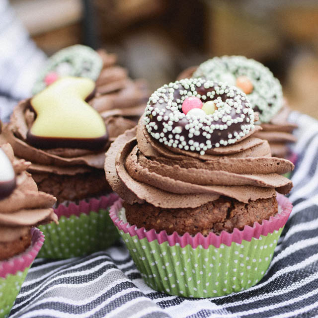 Brownie-Cupcake mit Schoko-Orangen-Topping
