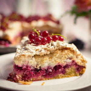 Baiserkuchen mit Beeren