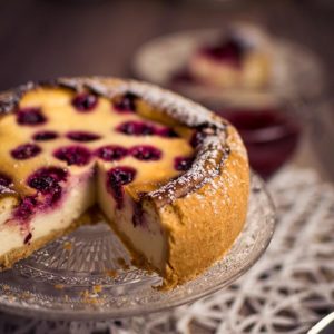 Kaesekuchen-mit-Himbeeren