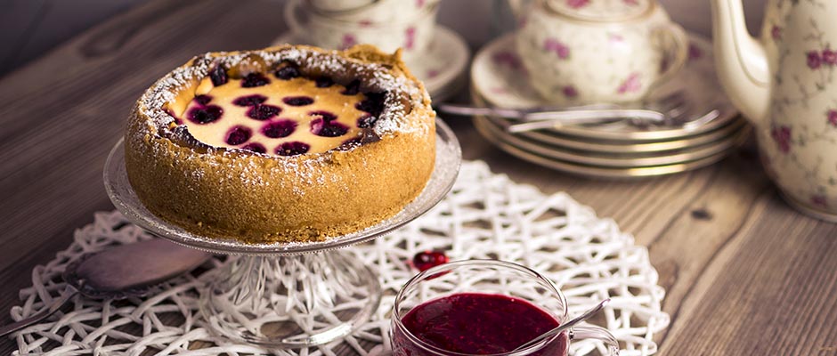Kaesekuchen-mit-Himbeersoße
