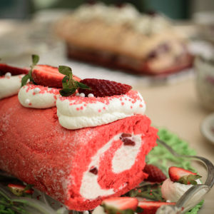 Biskuitrollenrezept mit Erdbeeren