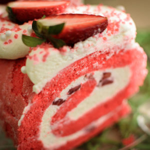 Fruchtige Biskuitrolle mit Erdbeeren