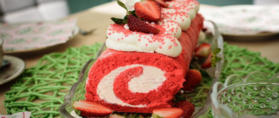Redvelvet-Biskuitrolle-mit-Erdbeeren