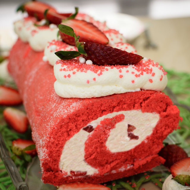 Biskuitrollenrezept mit Erdbeeren