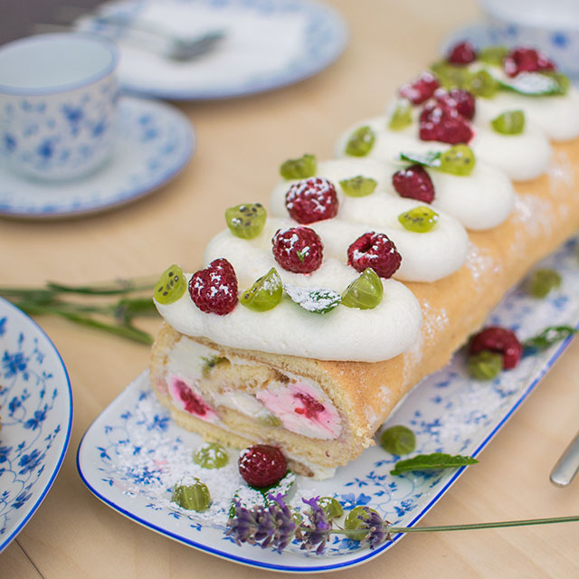 Biskuitrollenrezept-mit-Stachelbeeren