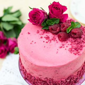 Geburtstagstorte mit Himbeeren und Kokos