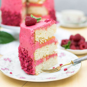 Festliche Torte mit Himbeeren und Kokosnuss