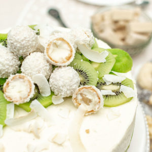Kokostorte mit Kiwi und Buttermilchcreme