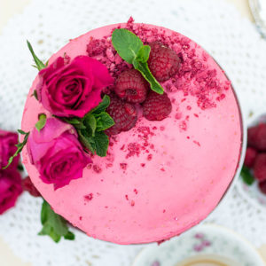 Fruchtige Valentinstagstorte mit Himbeeren